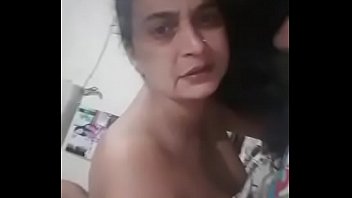 Русская бабушка в ванной комнате комнате мастурбирует очко ручкой расчески